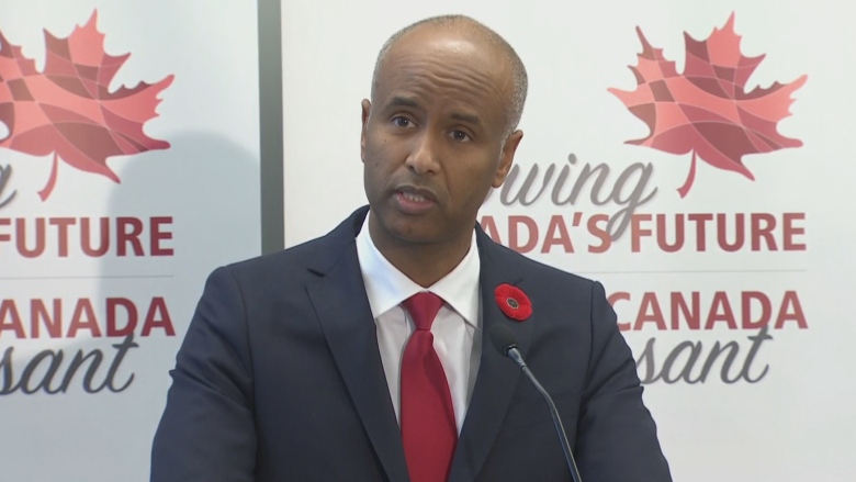 Bộ trưởng Nhập cư Ahmed Hussen nói rằng vào năm 2036, 100% dân số Canada sẽ tăng trưởng do di cư, hiện nay khoảng 75%. (CBC)