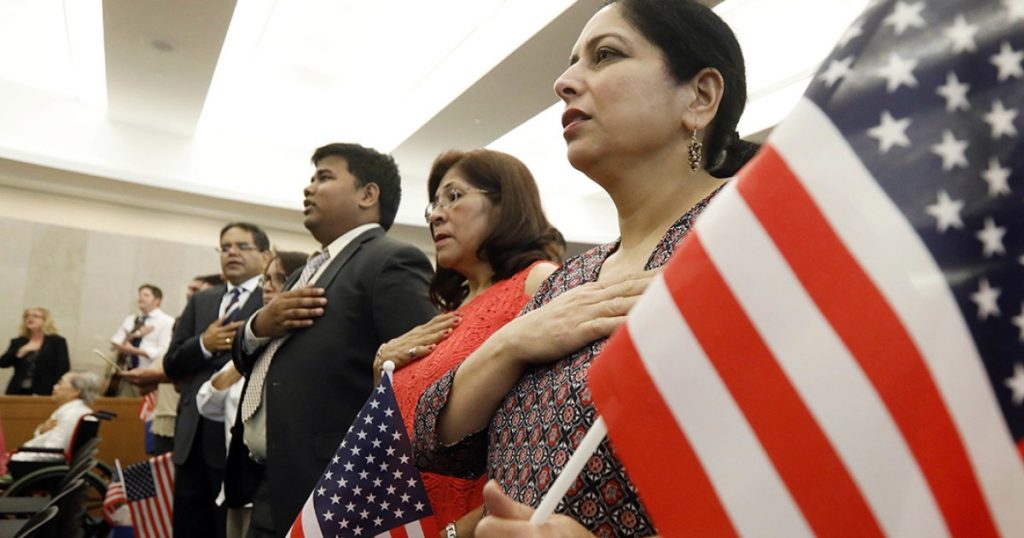 Người Nộp Đơn Thi Nhập Quốc Tịch Mỹ Có Thể Trả Phí Bằng Thẻ Tín Dụng